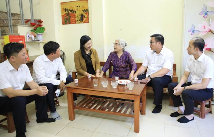 Chủ tịch Ủy ban MTTQ Việt Nam TP Nguyễn Lan Hương thăm, tặng quà các gia đình chính sách