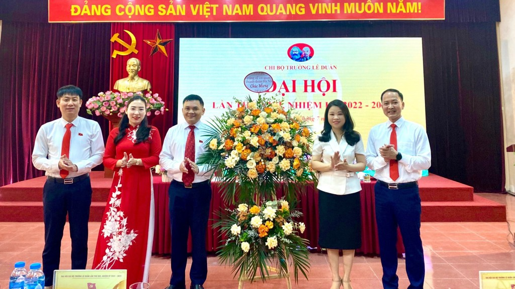 Đảng ủy cơ quan Thành đoàn Hà Nội tặng hoa chúc mừng Đại hội