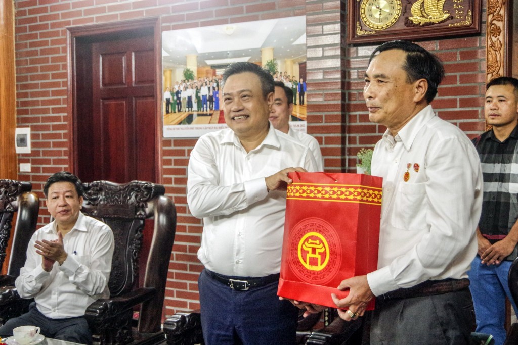 Chủ tịch UBND TP Hà Nội Trần Sỹ Thanh thăm hỏi thương binh, cựu binh chiến trường Vị Xuyên