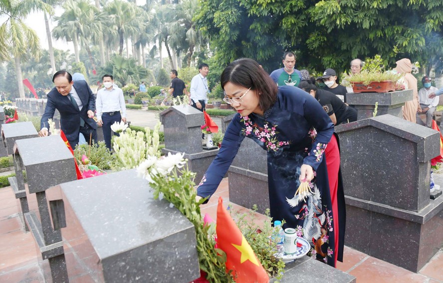 Đoàn đại biểu TP Hà Nội dâng hương tưởng nhớ các vị tiền bối cách mạng và Anh hùng liệt sĩ