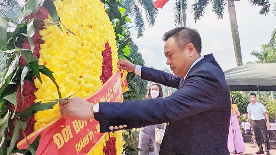 Đoàn đại biểu TP Hà Nội dâng hương tưởng nhớ các vị tiền bối cách mạng và Anh hùng liệt sĩ