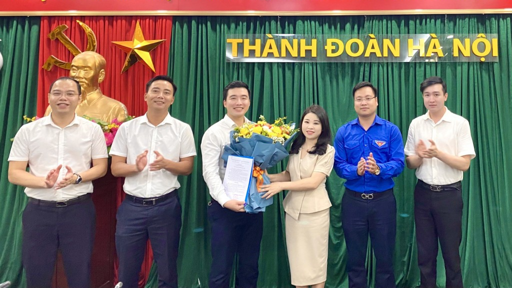Thường trực Thành đoàn Hà Nội tặng hoa chúc mừng đồng chí Dương Minh Đức, tân