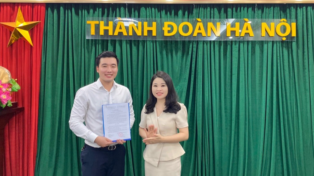 Thành ủy viên, Bí thư Thành đoàn Hà Nội Chu Hồng Minh trao quyết định cho đồng chí