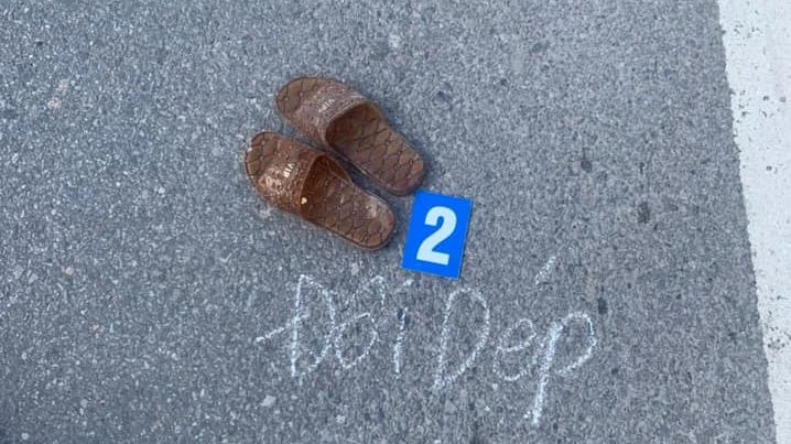 Đôi dép của nạn nhân tại hiện trường