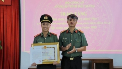 Chủ tịch UBND tỉnh Bắc Giang tặng Bằng khen cho chiến sĩ công an cứu cháu bé đuối nước