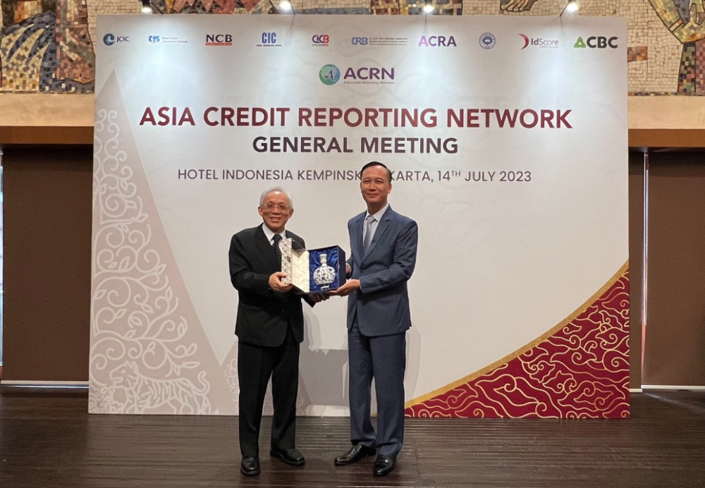 Đại diện JCIC tặng quà chúc mừng ông Cao Văn Bình  nhậm chức Chủ tịch Mạng lưới ACRN