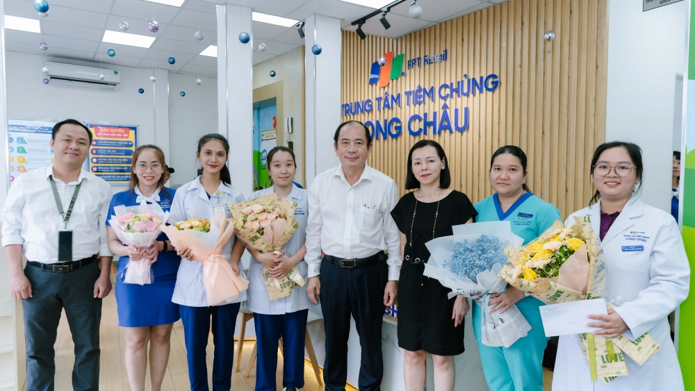 PGS TS BS Tăng Chí Thượng tặng hoa chúc mừng ê-kíp y, bác sĩ của Nhà thuốc và trung tâm tiêm chủng Long Châu tại địa chỉ số 203 đường 3/2, Phường 11, Quận 10 đã phối hợp cấp cứu sốc phản vệ thành công cho người bệnh (ngày 5/7/2024)