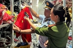 khoi to chu kho hang kinh doanh hon 35000 bo quan ao gia mao nhan hieu noi tieng