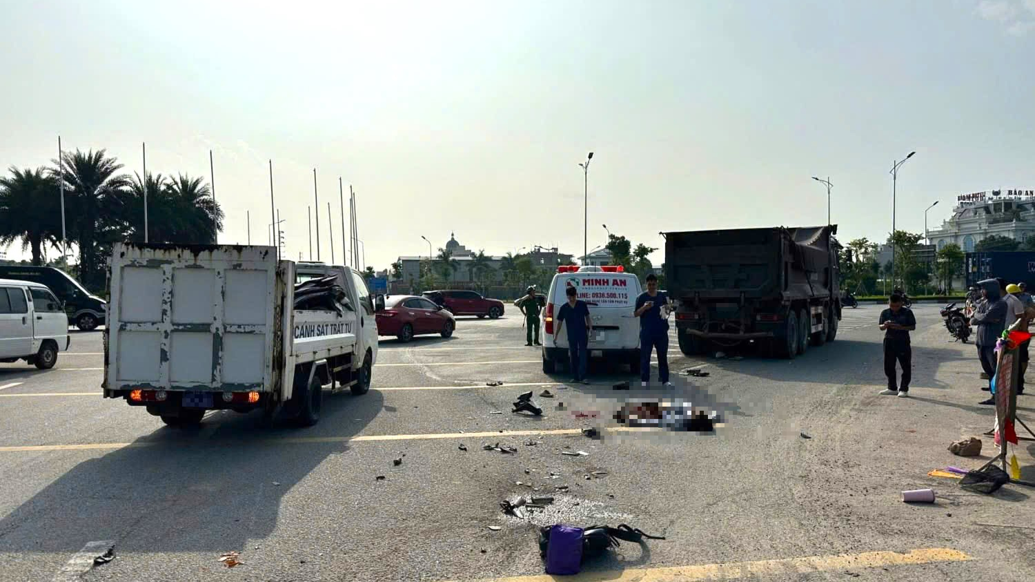 hai phong thieu nu di xe may tu vong tai cho sau va cham voi o to tai o vong xuyen