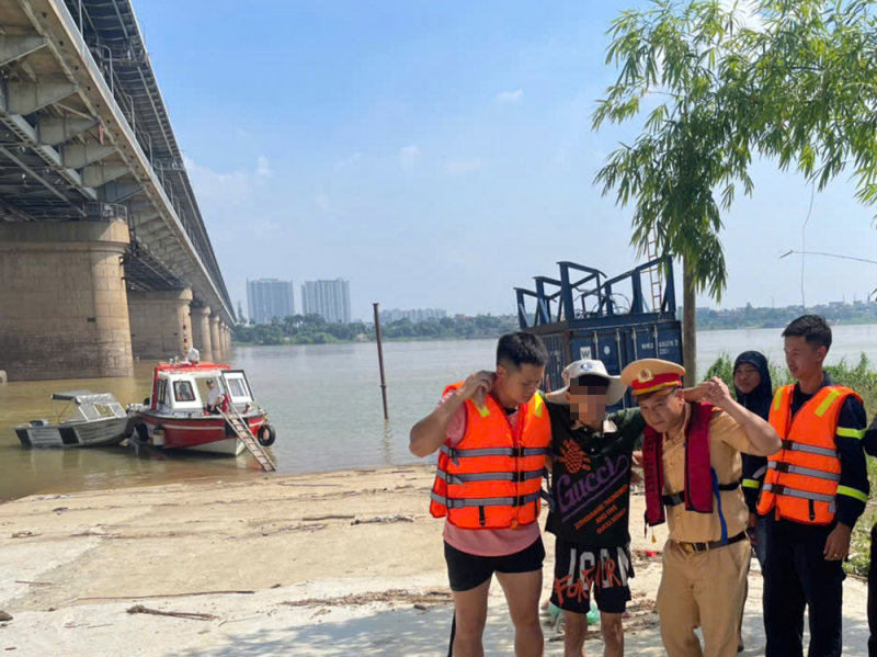 Nam thanh niên nhảy cầu tự tử vì áp lực cuộc sống