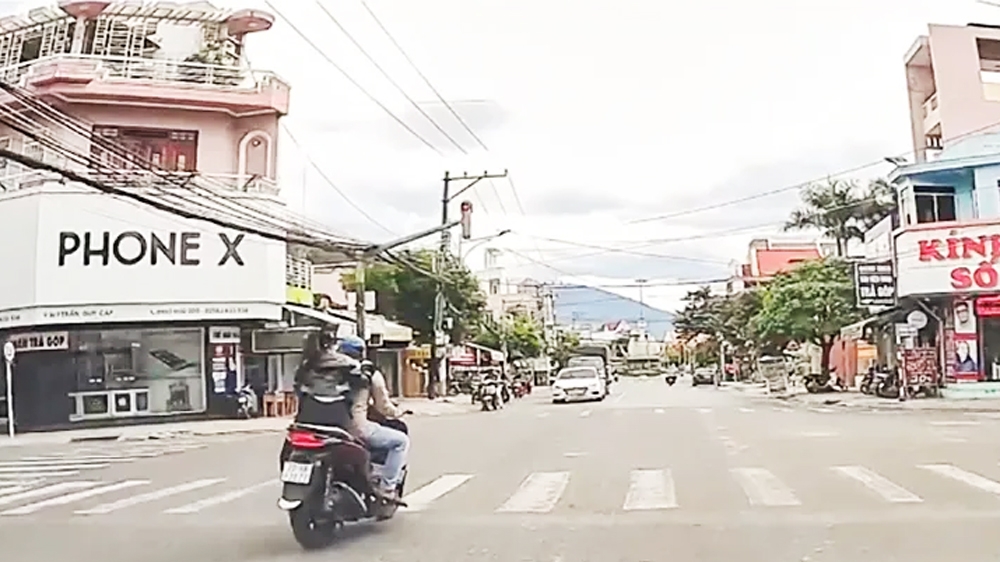 Chủ xe SH vượt đèn đỏ, không đội mũ bảo hiểm bị phạt nguội 6 triệu đồng