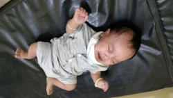 bac ninh be trai gan 3 thang tuoi bi bo roi trong lan nhua