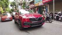 VinFast LUX SA2.0 màu đỏ của đại gia chứng khoán nổi bật trên phố Hà Nội