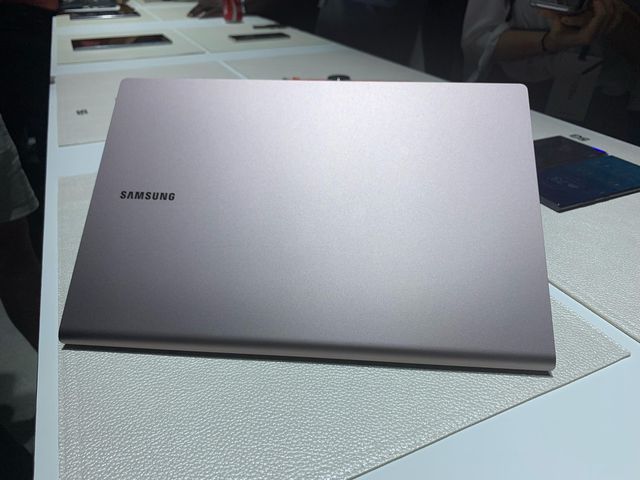 galaxy book s laptop sieu mong dung chip qualcomm pin 23 gio