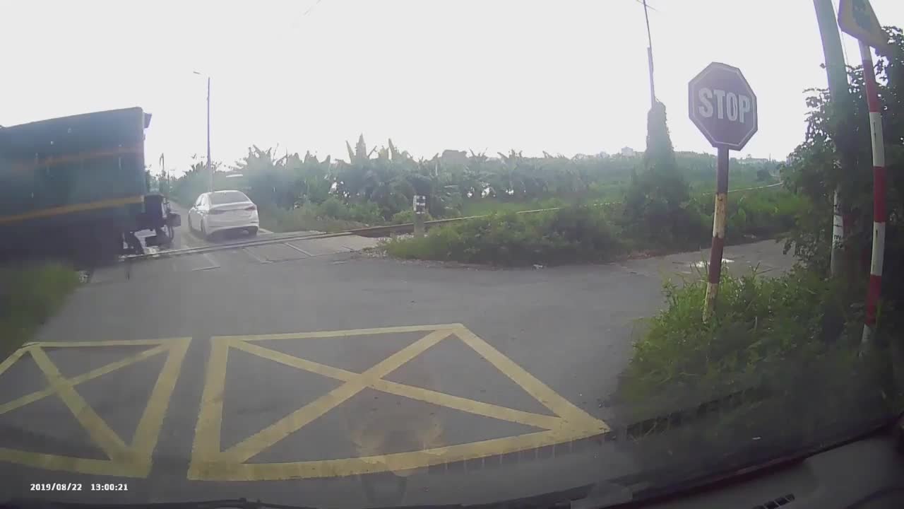 Bất cẩn qua đường tàu, Hyundai Elantra suýt nát bét