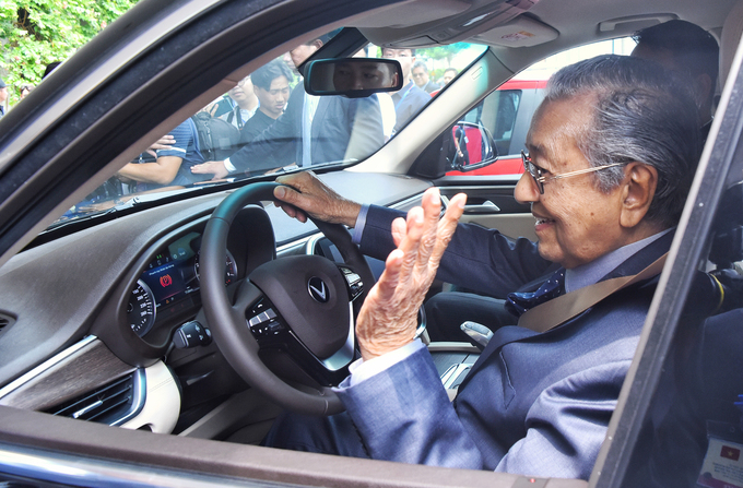 Thủ tướng Malaysia lái thử xe VinFast