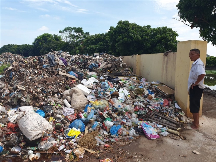 UBND huyện Phù Cừ phản hồi thông tin chôn lấp rác sát bờ sông Cửu An