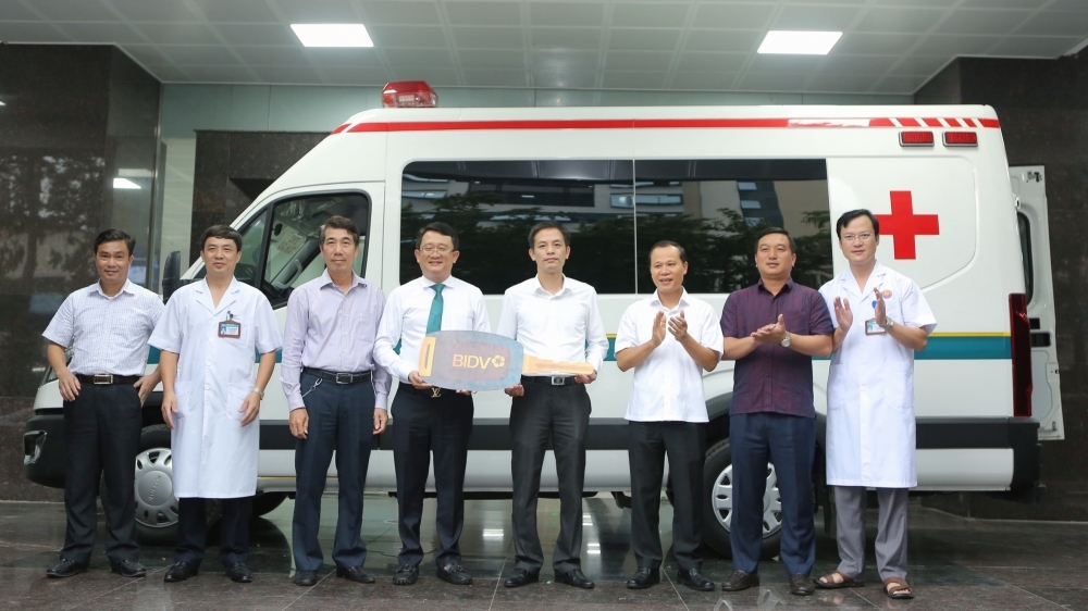 BIDV chi nhánh Bắc Giang trao tặng xe cứu thương phục vụ công tác cấp cứu bệnh nhân