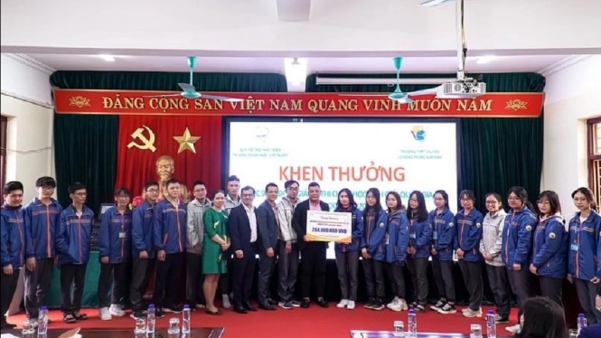 Quỹ Hỗ trợ phát triển tài năng Thành Nam trao tặng học bổng cho học sinh Nam Định đạt giải Quốc gia