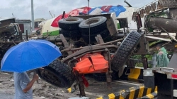 tai na n giao thong o ca u nhu nguyet xe bon gay cau lat nghieng