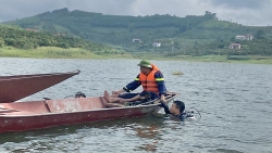 bac giang mot phu nu bi duoi nuoc tren ho cam son