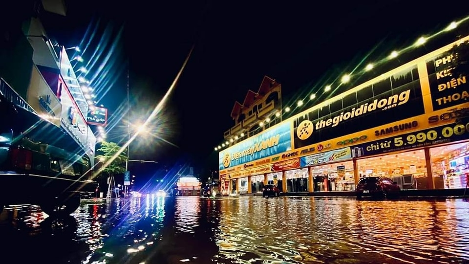 Nhiều tuyến phố tại TP Bắc Giang ngập sâu sau mưa lớn