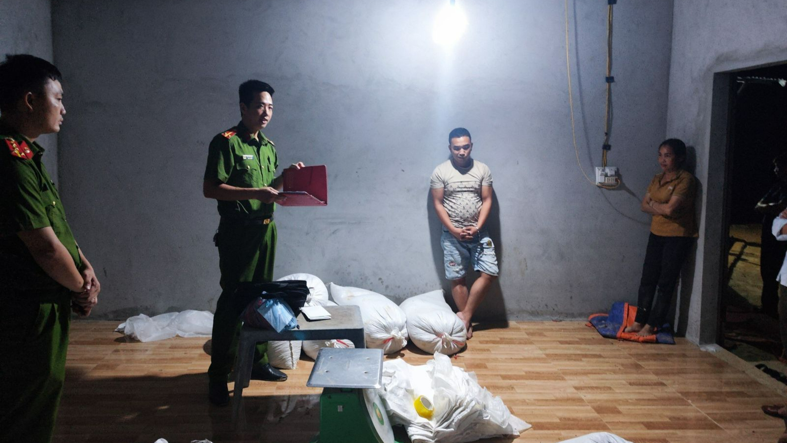 Bắc Giang: Khởi tố, bắt tạm giam 3 đối tượng trộm hàng chục tấn cám của doanh nghiệp
