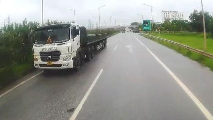Phạt 18 triệu đồng lái xe ô tô đầu kéo đi ngược chiều trên cao tốc Hà Nội - Bắc Giang