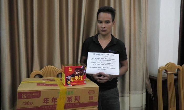 Bắt quả tang 2 đối tượng vận chuyển pháo tại cửa khẩu