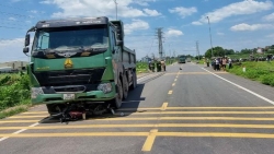 bac giang nguoi dan ong tu vong duoi gam xe tai