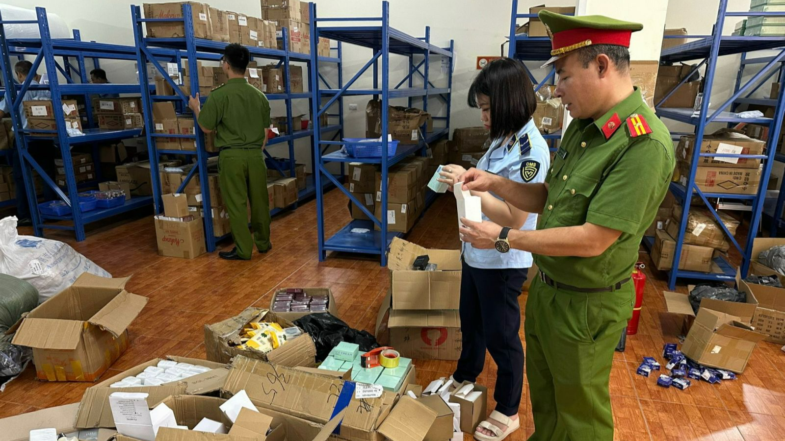 Bắc Giang: Phát hiện kho mỹ phẩm có khoảng 70.000 sản phẩm nhập lậu