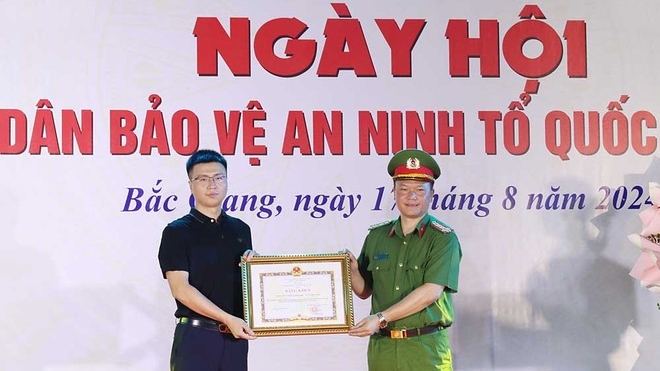 trao tang bang khen cho cong ty tnhh luxshare ict viet nam