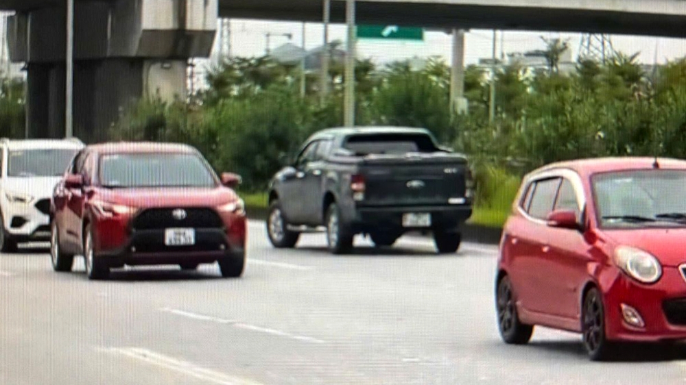 Nữ tài xế điều khiển xe ô tô đi ngược chiều, lùi xe trên cao tốc Hà Nội - Bắc Giang