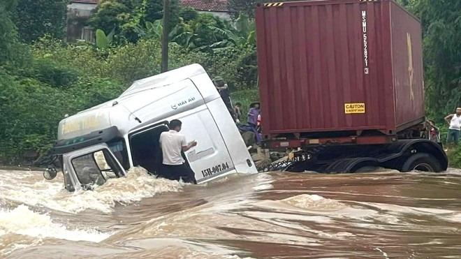 bac giang xe dau keo bi lu cuon tai xe duoc nguoi dan cuu khoi dong nuoc