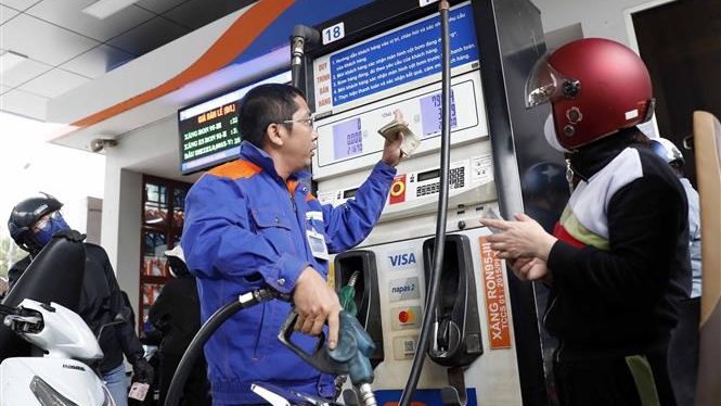 Ngày 31/10: Giá xăng giảm, dầu tăng