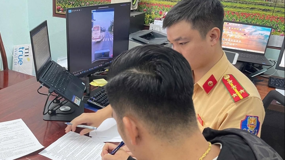 Tài xế xe khách ở Bắc Ninh bị phạt vì lấn làn, đi sai đường