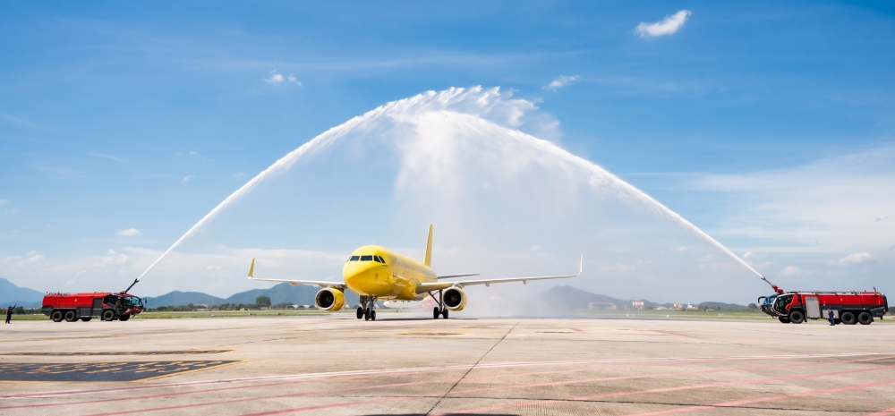 Nghi thức phun vòi rồng chào đón chiếc máy bay Airbus A320