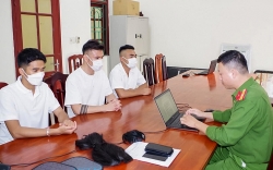 3 doi tuong dan canh nong tren xe sang de cau view da bi moi len lam viec