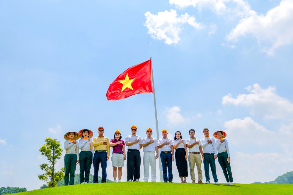 Lê Thanh Hòa đưa biểu tượng văn hóa Văn Lang vào thiết kế đồng phục riêng cho Văn Lang Empire T&T Golf Club
