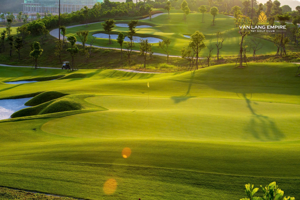 Lê Thanh Hòa đưa biểu tượng văn hóa Văn Lang vào thiết kế đồng phục riêng cho Văn Lang Empire T&T Golf Club