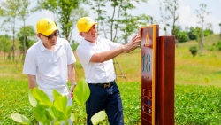 le thanh hoa dua bieu tuong van hoa van lang vao thiet ke dong phuc rieng cho van lang empire tt golf club