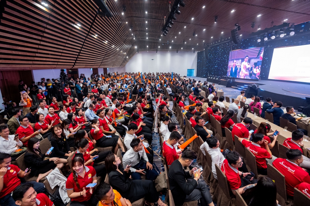 Hơn 1.200 chuyên viên kinh doanh lấp kín khán phòng. Hơn 1.200 chuyên viên kinh doanh lấp kín khán phòng.