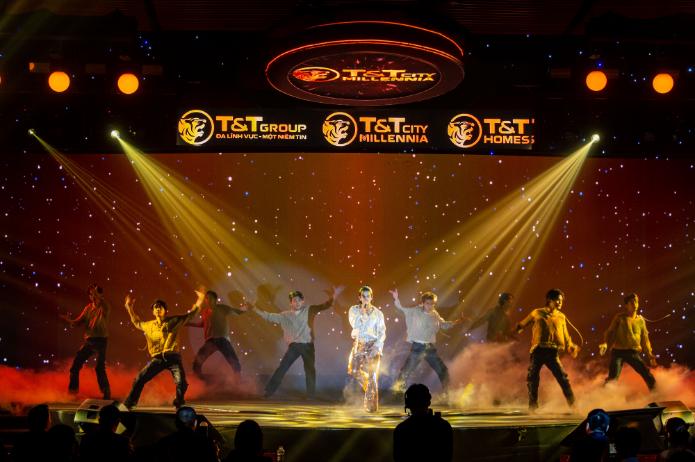 Không khí sự kiện được khuấy động với sự xuất hiện của “anh tài” (S)TRONG Trọng Hiếu cùng những màn trình diễn nghệ thuật độc đáo. Không khí sự kiện được khuấy động với sự xuất hiện của “anh tài” (S)TRONG Trọng Hiếu cùng những màn trình diễn nghệ thuật độc đáo.