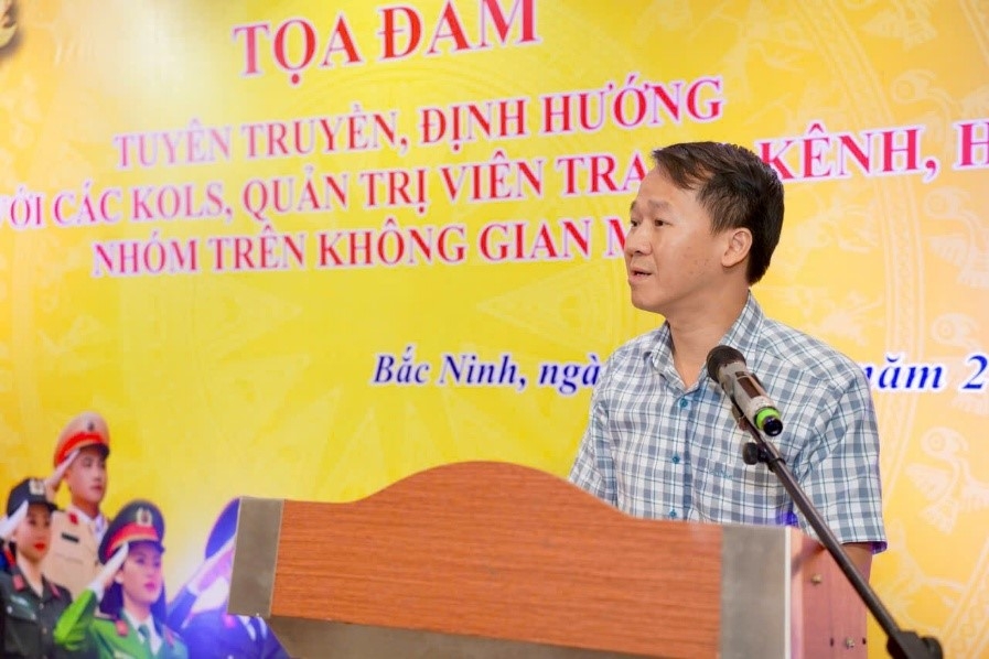 (Đ/c Thượng tá Đào Xuân Đạt, Phó Trưởng phòng An ninh mạng và phòng, chống tội phạm sử dụng công nghệ cao, Công an tỉnh Bắc Ninh phát biểu quán triệt, chia sẻ tại Hội nghị)