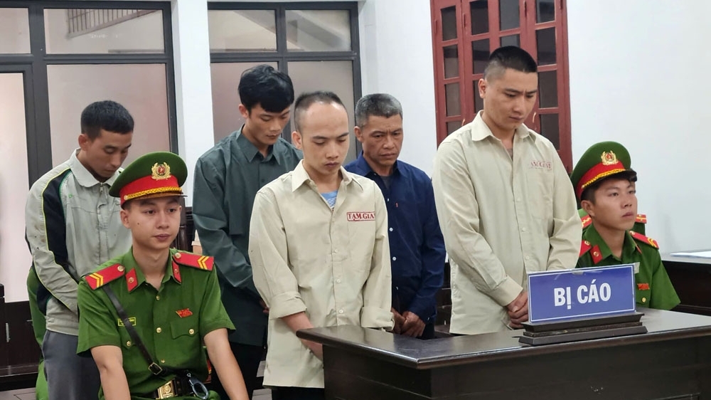 Ghen tuông mù quáng, cả gia đình cùng vướng vòng lao lý vì cướp tài sản