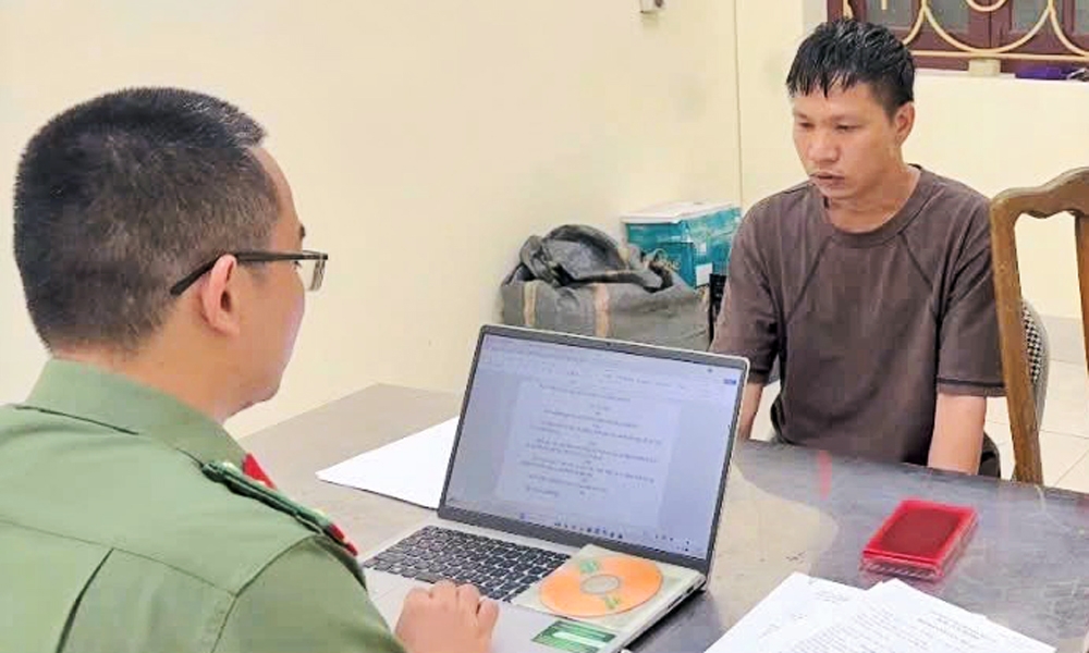 Cán bộ Cơ quan An ninh điều tra Công an tỉnh Bắc Ninh làm việc với đối tượng Nìm Cún Pẩu.