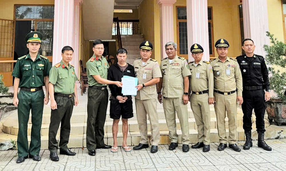 Đối tượng Nìm Cún Pẩu bị các lực lượng bắt giữ.