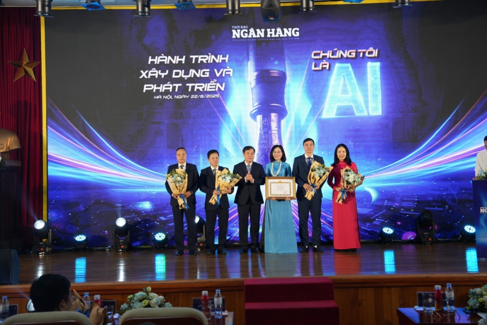 Ngày 21/8/2025, Ban Tuyên giáo và Dân vận Trung ương cũng có Quyết định tặng bằng khen đối với Tập thể Thời báo Ngân hàng vì đã có thành tích xuất sắc trong công tác thông tin, tuyên truyền Thời báo Ngân hàng kỷ niệm chặng đường vẻ vang, mở ra kỷ nguyên truyền thông mới