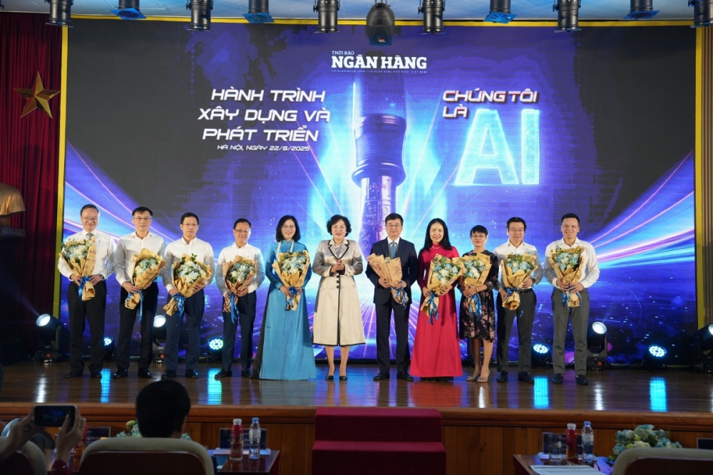 Tại Sự kiện cũng đã công bố quyết định số 2723/QĐ-NHNN ngày 9/7/2025 của Thống đốc NHNN về việc kiện toàn Hội đồng Biên tập Tạp chí Ngân hàng Thời báo Ngân hàng kỷ niệm chặng đường vẻ vang, mở ra kỷ nguyên truyền thông mới