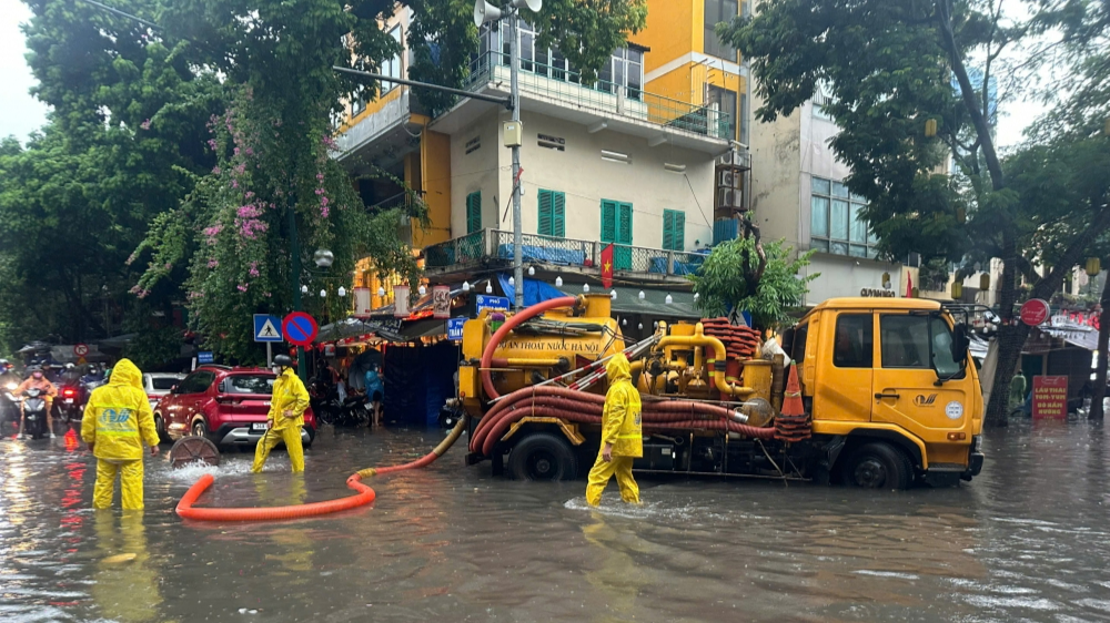 Tại đường Phùng Hưng, lực lượng thoát nước nhanh chóng có mặt